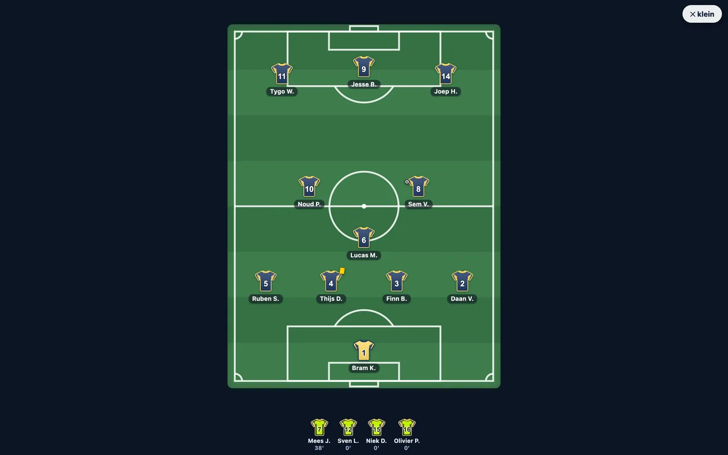 Het bord schermvullend op een laptop: het veld met de opstelling en de wisselspelers met een hesje eronder